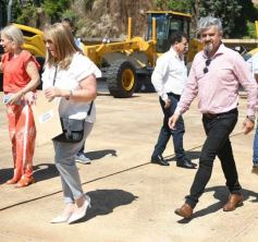 Foto de la galería: El Gobierno Provincial entregó maquinaria vial destinada a 10 Municipios en Posadas