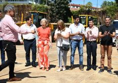 Foto de la galería: El Gobierno Provincial entregó maquinaria vial destinada a 10 Municipios en Posadas