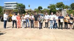 Foto de la galería: El Gobierno Provincial entregó maquinaria vial destinada a 10 Municipios en Posadas