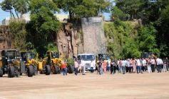 Foto de la galería: El Gobierno Provincial entregó maquinaria vial destinada a 10 Municipios en Posadas