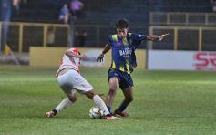 Foto de la galería:  Bartolomé Mitre ya está con un pie adentro y define la final en Rocamora ante su público