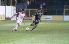 Foto de la galería:  Bartolomé Mitre ya está con un pie adentro y define la final en Rocamora ante su público