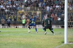 Foto de la galería:  Bartolomé Mitre ya está con un pie adentro y define la final en Rocamora ante su público