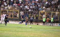 Foto de la galería:  Bartolomé Mitre ya está con un pie adentro y define la final en Rocamora ante su público