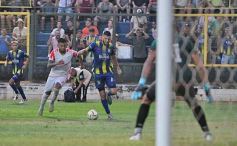 Foto de la galería:  Bartolomé Mitre ya está con un pie adentro y define la final en Rocamora ante su público