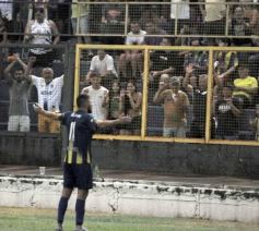 Foto de la galería:  Bartolomé Mitre ya está con un pie adentro y define la final en Rocamora ante su público