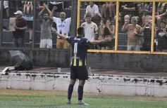 Foto de la galería:  Bartolomé Mitre ya está con un pie adentro y define la final en Rocamora ante su público