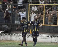 Foto de la galería:  Bartolomé Mitre ya está con un pie adentro y define la final en Rocamora ante su público