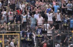 Foto de la galería:  Bartolomé Mitre ya está con un pie adentro y define la final en Rocamora ante su público