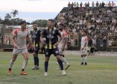 Foto de la galería:  Bartolomé Mitre ya está con un pie adentro y define la final en Rocamora ante su público