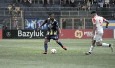 Foto de la galería:  Bartolomé Mitre ya está con un pie adentro y define la final en Rocamora ante su público