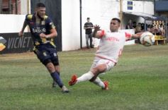Foto de la galería:  Bartolomé Mitre ya está con un pie adentro y define la final en Rocamora ante su público