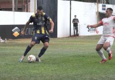 Foto de la galería:  Bartolomé Mitre ya está con un pie adentro y define la final en Rocamora ante su público