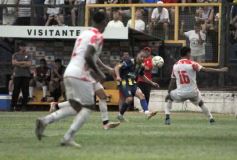 Foto de la galería:  Bartolomé Mitre ya está con un pie adentro y define la final en Rocamora ante su público