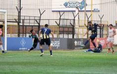 Foto de la galería:  Bartolomé Mitre ya está con un pie adentro y define la final en Rocamora ante su público