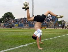 Foto de la galería:  Bartolomé Mitre ya está con un pie adentro y define la final en Rocamora ante su público