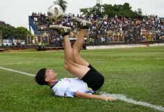 Foto de la galería:  Bartolomé Mitre ya está con un pie adentro y define la final en Rocamora ante su público