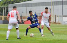 Foto de la galería:  Bartolomé Mitre ya está con un pie adentro y define la final en Rocamora ante su público