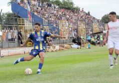 Foto de la galería:  Bartolomé Mitre ya está con un pie adentro y define la final en Rocamora ante su público