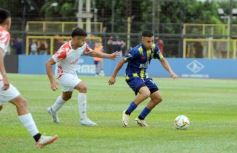 Foto de la galería:  Bartolomé Mitre ya está con un pie adentro y define la final en Rocamora ante su público