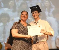Foto de la galería: Segunda parte del encuentro y alegría que puso broche a la colación de los de 5to de la Madre de la Misericordia