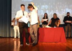 Foto de la galería: Segunda parte del encuentro y alegría que puso broche a la colación de los de 5to de la Madre de la Misericordia