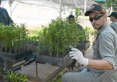 Foto de la galería: Junto a Canal 12, visita a la Biofábrica, entrevistas, recorrido por el laboratorio y producción 