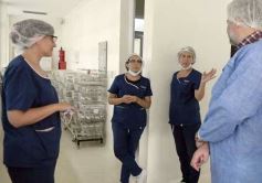 Foto de la galería: Junto a Canal 12, visita a la Biofábrica, entrevistas, recorrido por el laboratorio y producción 