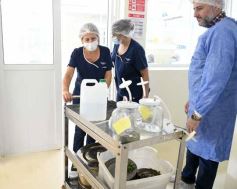 Foto de la galería: Junto a Canal 12, visita a la Biofábrica, entrevistas, recorrido por el laboratorio y producción 