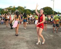 Foto de la galería: A puro color, ritmo y fiesta, los Carnavales Misioneros 2025 vivieron su lanzamiento oficial en Posadas