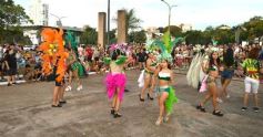 Foto de la galería: A puro color, ritmo y fiesta, los Carnavales Misioneros 2025 vivieron su lanzamiento oficial en Posadas