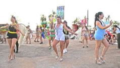 Foto de la galería: A puro color, ritmo y fiesta, los Carnavales Misioneros 2025 vivieron su lanzamiento oficial en Posadas