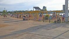 Foto de la galería:  El Brete balneario con el fresco del  río, la gente y mucho del color del verano posadeño