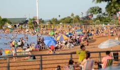Foto de la galería:  El Brete balneario con el fresco del  río, la gente y mucho del color del verano posadeño