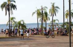 Foto de la galería:  El Brete balneario con el fresco del  río, la gente y mucho del color del verano posadeño