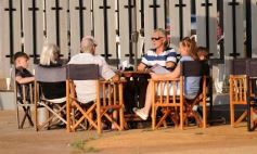Foto de la galería:  El Brete balneario con el fresco del  río, la gente y mucho del color del verano posadeño