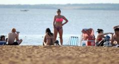 Foto de la galería:  El Brete balneario con el fresco del  río, la gente y mucho del color del verano posadeño