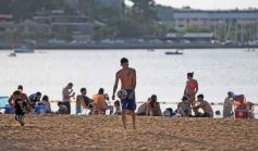 Foto de la galería:  El Brete balneario con el fresco del  río, la gente y mucho del color del verano posadeño