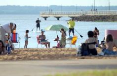 Foto de la galería:  El Brete balneario con el fresco del  río, la gente y mucho del color del verano posadeño