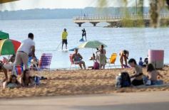 Foto de la galería:  El Brete balneario con el fresco del  río, la gente y mucho del color del verano posadeño