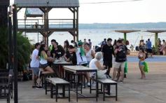 Foto de la galería:  El Brete balneario con el fresco del  río, la gente y mucho del color del verano posadeño