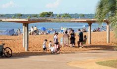 Foto de la galería:  El Brete balneario con el fresco del  río, la gente y mucho del color del verano posadeño