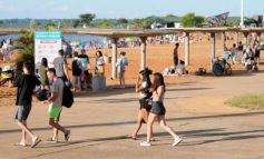 Foto de la galería:  El Brete balneario con el fresco del  río, la gente y mucho del color del verano posadeño