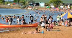 Foto de la galería:  El Brete balneario con el fresco del  río, la gente y mucho del color del verano posadeño