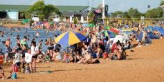 Foto de la galería:  El Brete balneario con el fresco del  río, la gente y mucho del color del verano posadeño