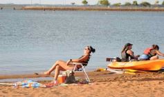 Foto de la galería:  El Brete balneario con el fresco del  río, la gente y mucho del color del verano posadeño