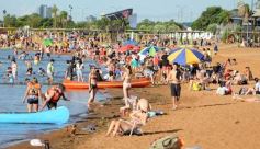 Foto de la galería:  El Brete balneario con el fresco del  río, la gente y mucho del color del verano posadeño