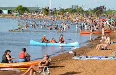 Foto de la galería:  El Brete balneario con el fresco del  río, la gente y mucho del color del verano posadeño