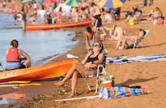 Foto de la galería:  El Brete balneario con el fresco del  río, la gente y mucho del color del verano posadeño