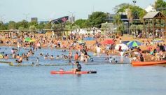 Foto de la galería:  El Brete balneario con el fresco del  río, la gente y mucho del color del verano posadeño